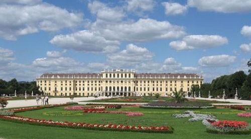 Schlo&szlig; Sch&ouml;nbrunn - former imperial summer residence of the Hapsburg emperors