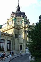 Sz&eacute;chenyi-gy&oacute;gyf&uuml;rdo entrance