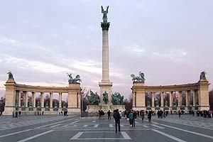 Hos&Atilde;&para;k tere - Heroes Square - the crescent of heroic statues commemorate 1000 years of history.